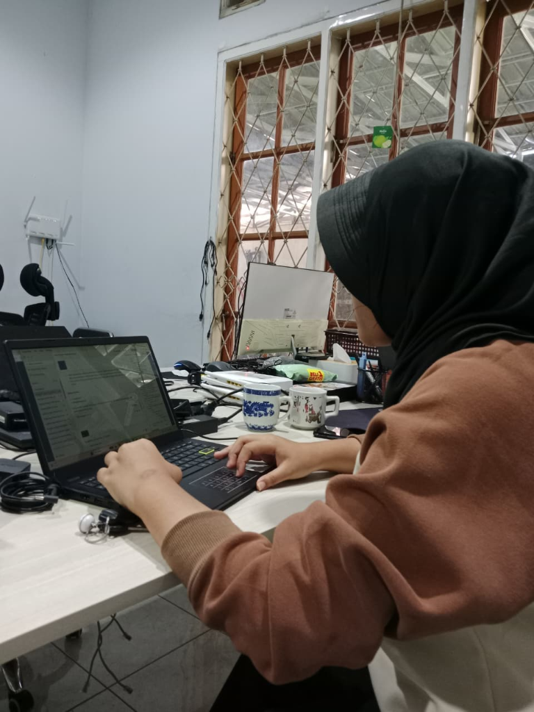Dinda Dinara saat aktivitas PKL di PT. JAB